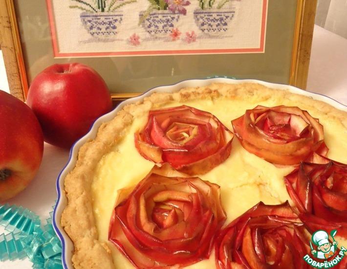 Рецепт: Песочный пирог с творогом и яблочными розами