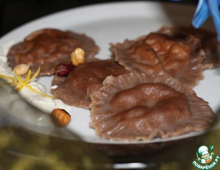 Рецепт: Шоколадные равиоли с лесными грибами и сырным соусом