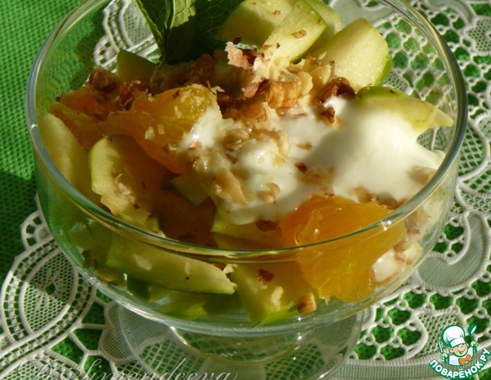 Рецепт: Салат из яблок и апельсинов с орехами