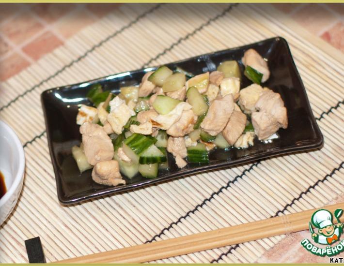 Рецепт: Курица по-японски с огурцами и омлетом
