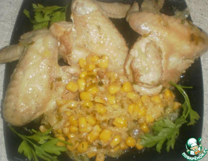 Рецепт: Куриные крылышки с тушеной капустой и кукурузой