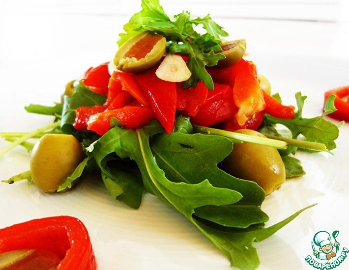 Рецепт: Салат с маринованным перцем, рукколой и оливками