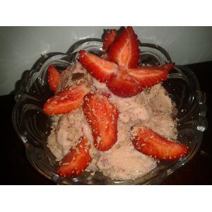 Клубничное мороженое или ягодное мороженое