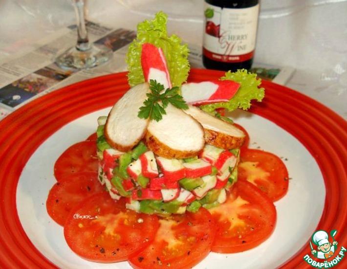 Рецепт: Салат из крабовых палочек с авокадо и куриной грудкой