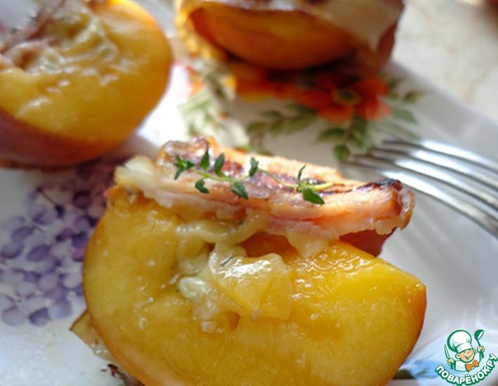 Рецепт: Персики-гриль с сыром и беконом