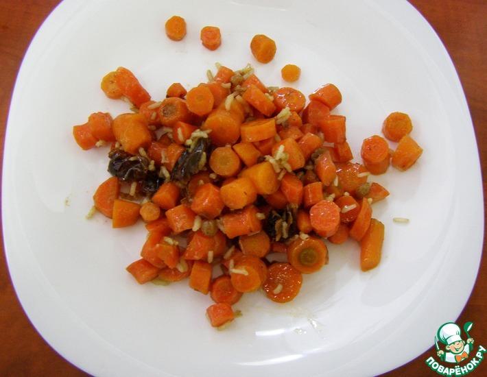 Рецепт: Сладкая тушеная морковь с рисом и сухофруктами