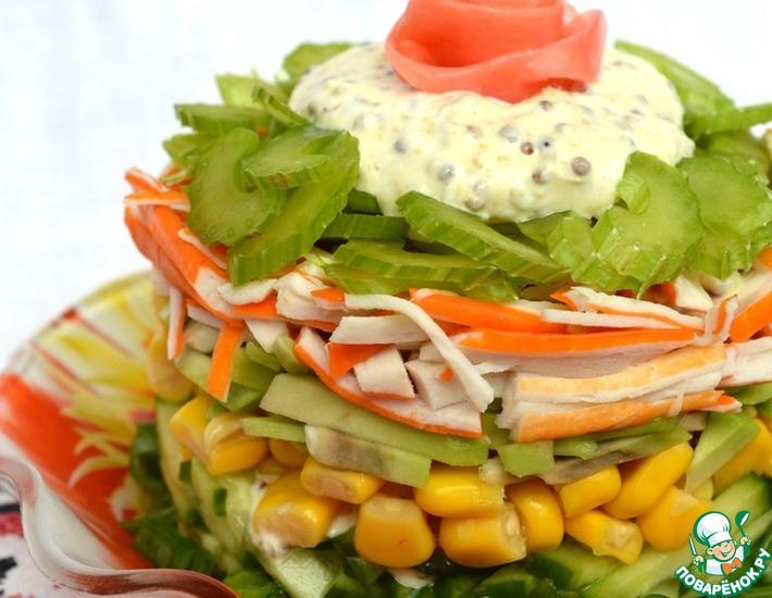 Рецепт: Легкий крабовый салат с сельдереем и авокадо