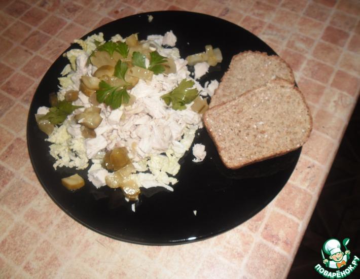 Рецепт: Салат с курицей и маринованными огурцами