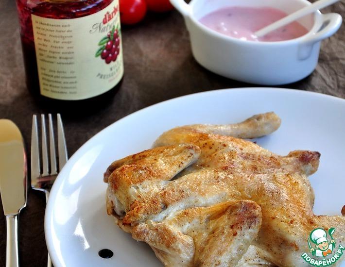 Рецепт: Жареный цыпленок с брусничной заправкой