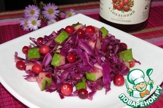 Рецепт: Салат из краснокочанной капустыс яблоками и клюквенным соусом