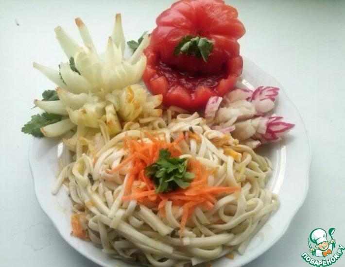 Рецепт: Домашняя лапша с овощами и домашним соусом