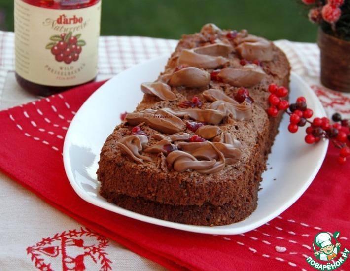 Рецепт: Кабачково-ореховый шоколадный кекс с брусничным соусом