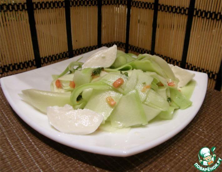 Рецепт: Кабачковый салат с мятой и моцареллой
