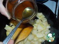 Яблочный штрудель с клюквенным соусом и взбитыми сливками ингредиенты