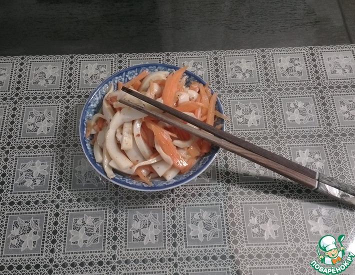Рецепт: Морковь с кальмаром по корейски