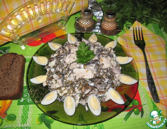 Рецепт: Салат из морской капусты, белой рыбы и перепелиных яиц