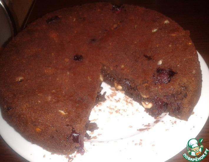 Рецепт: Шоколадный пирог с вишнями и фундуком
