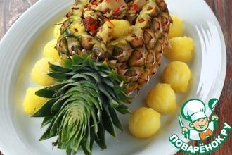 Рецепт: Праздничный ананас с рисом, курицей и орехами