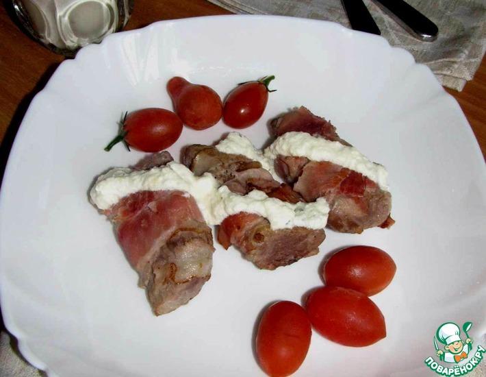 Рецепт: Свиная вырезка в беконе со сливочным соусом