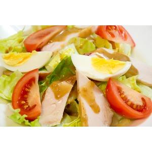 Овощной салат с курицей и яйцом