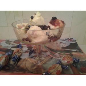 Ванильное мороженое с абрикосами и смородиной
