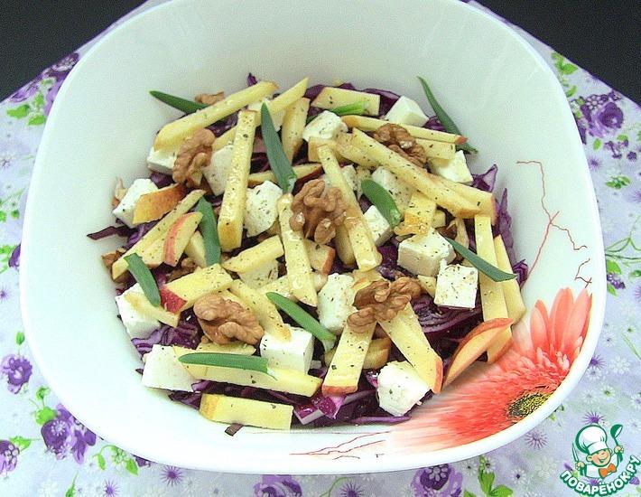 Рецепт: Салат с краснокочанной капусты с орехами и яблоками