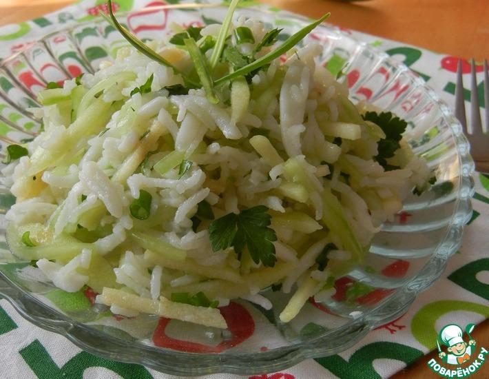 Рецепт: Салат из риса с кальмаром и зеленым яблоком