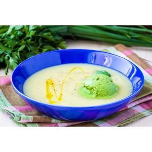 Овощной крем-суп с мороженым из шпината и сметаны