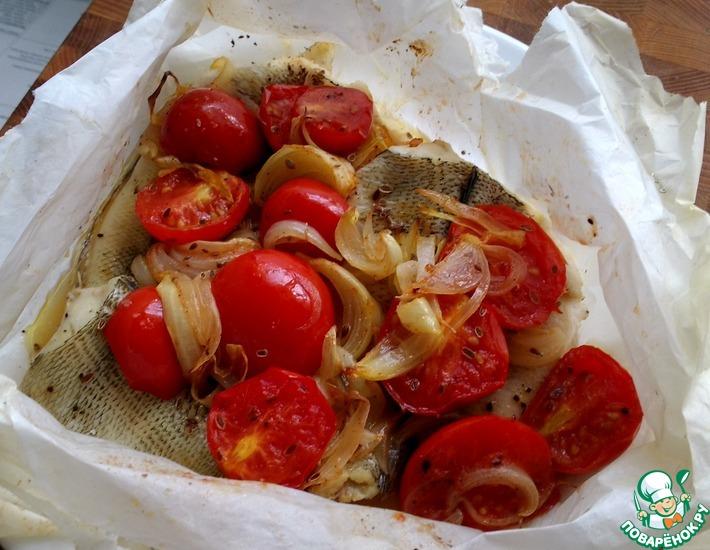 Рецепт: Рыба с помидорами и луком в пергаменте