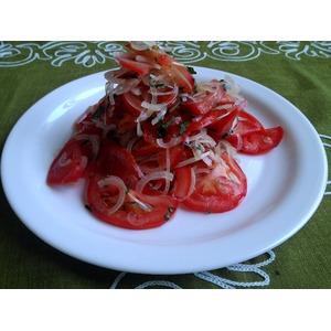 Салат из помидоров и лука с базиликом