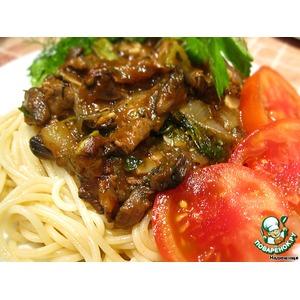 Спагетти с куриной печенью и овощами