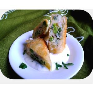 Картофель с зелёным горошком и беконом в рисовой бумаге