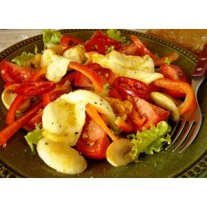 Салат из сулугуни с овощами