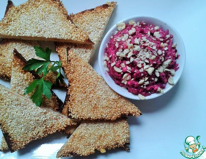 Рецепт: Креветочные тосты с кунжутом и свекольным салатом
