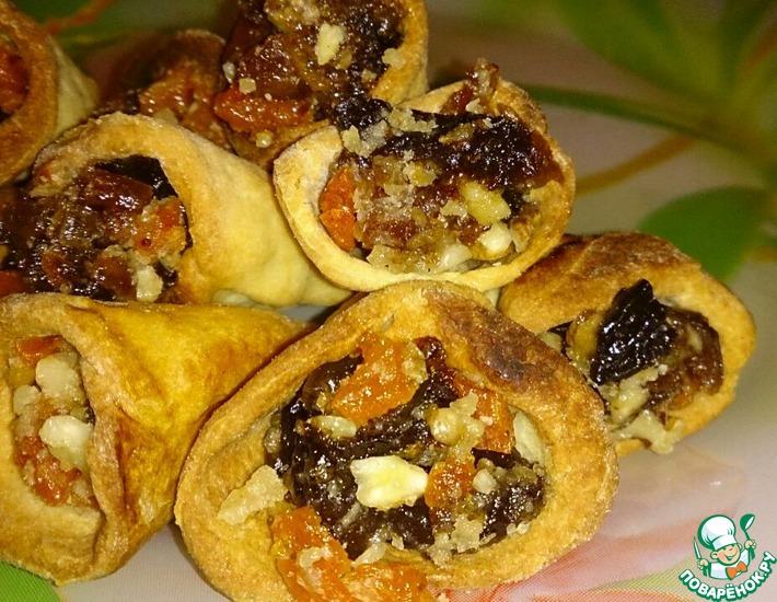 Рецепт: Песочные рожки с сухофруктами и орешками