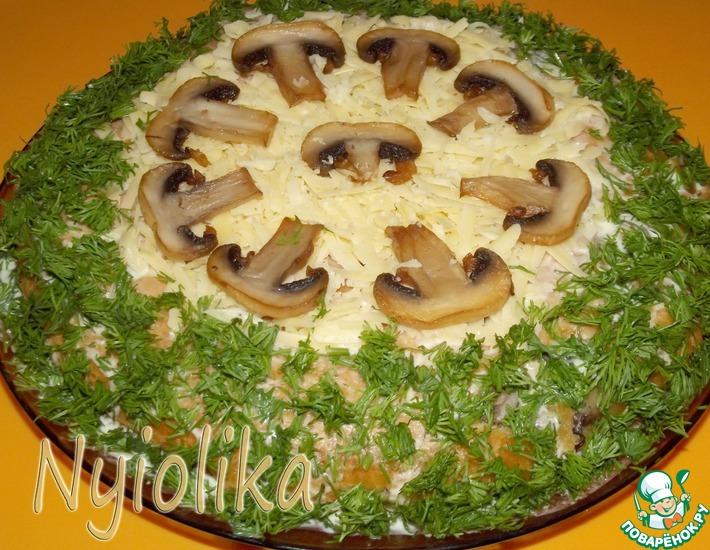 Рецепт: Закусочный сырно-грибной торт Полянка