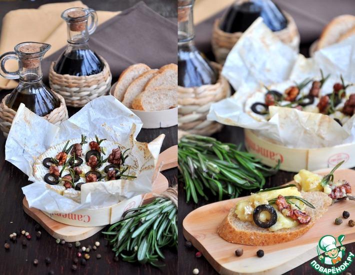 Рецепт: Камамбер, запеченный с орехами и маслинами