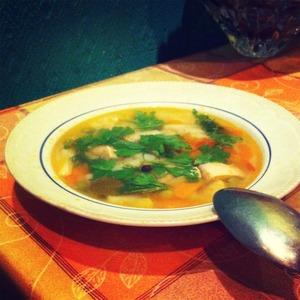 Суп со свининой, помидорами и зеленым горошком