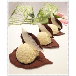 Грушевый десерт на шоколадных листьях
