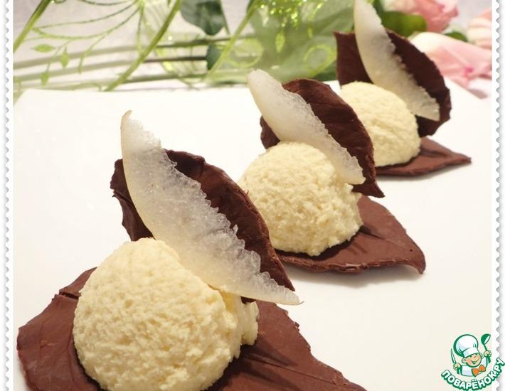Рецепт: Грушевый десерт на шоколадных листьях