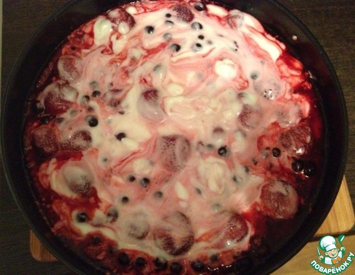 Рецепт: Ягодный пирог со сметанным кремом