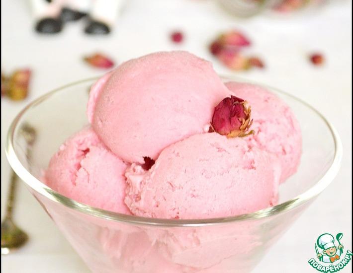 Рецепт: Йогуртовое мороженое с малиной и розовой водой