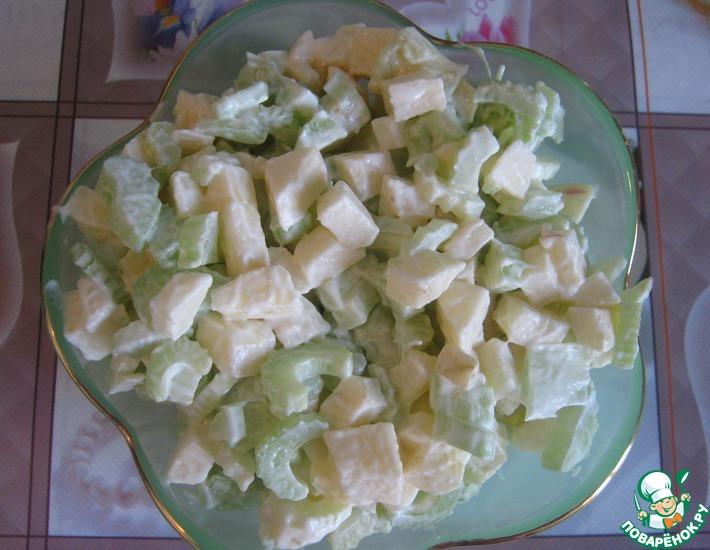 Рецепт: Салат с сельдереем и яблоком