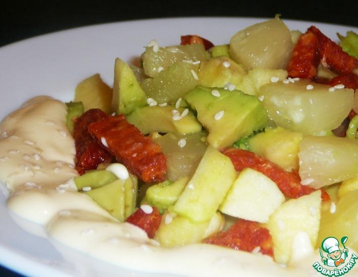 Рецепт: Салат из авокадо с ананасом, яблоками и сырокопченой колбасой