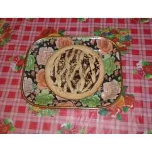 Песочный пирог с клубничным вареньем и грецкими орешками