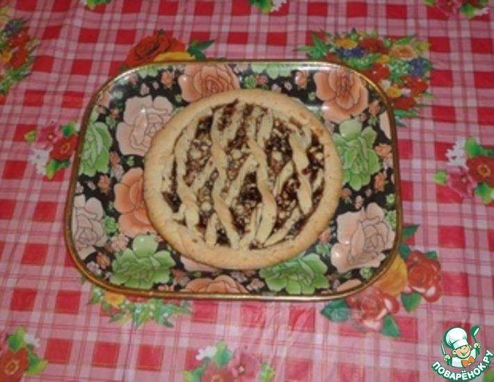 Рецепт: Песочный пирог с клубничным вареньем и грецкими орешками