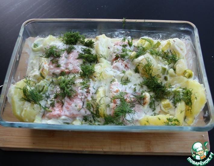 Рецепт: Запеченный лосось с пореем и картофелем