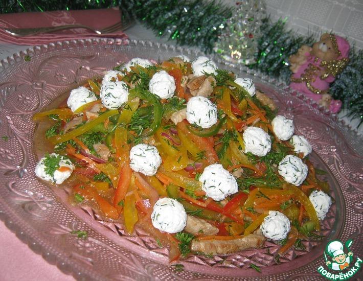 Рецепт: Салат Пирамида с мясом, перцем и сырными шариками