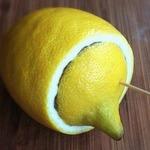Для того, чтобы оставшая после нарезки половина лимона не засохла-используйте зубочистку