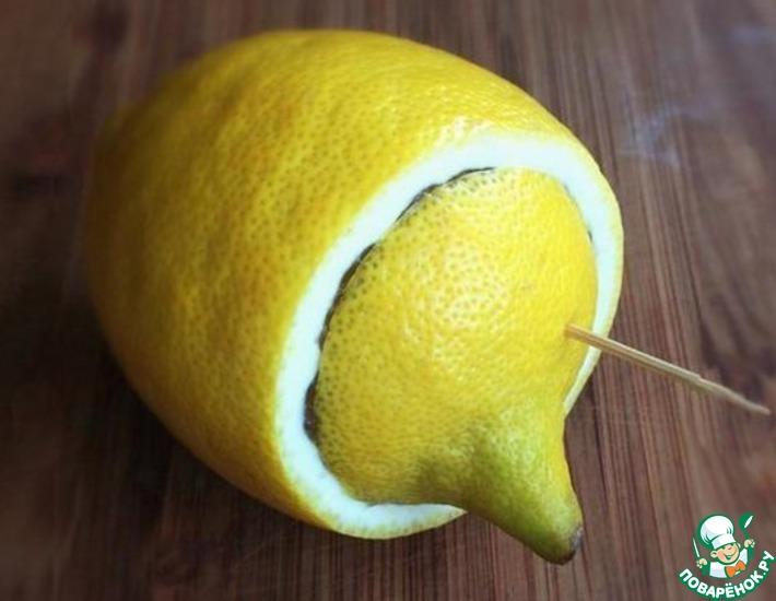 Для того, чтобы оставшая после нарезки половина лимона не засохла-используйте зубочистку